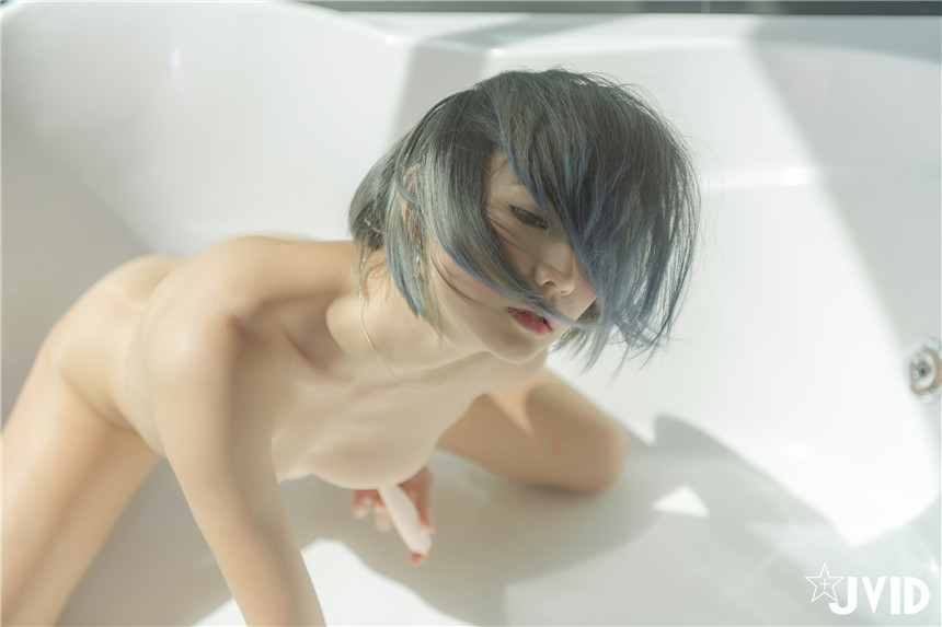 气质短发女神浴室自慰1