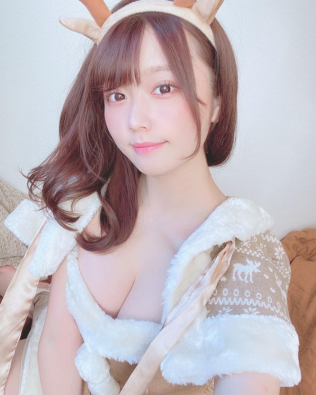 写真樱花妹ゆかっぴぃ嫩乳微露又萌又撩人！