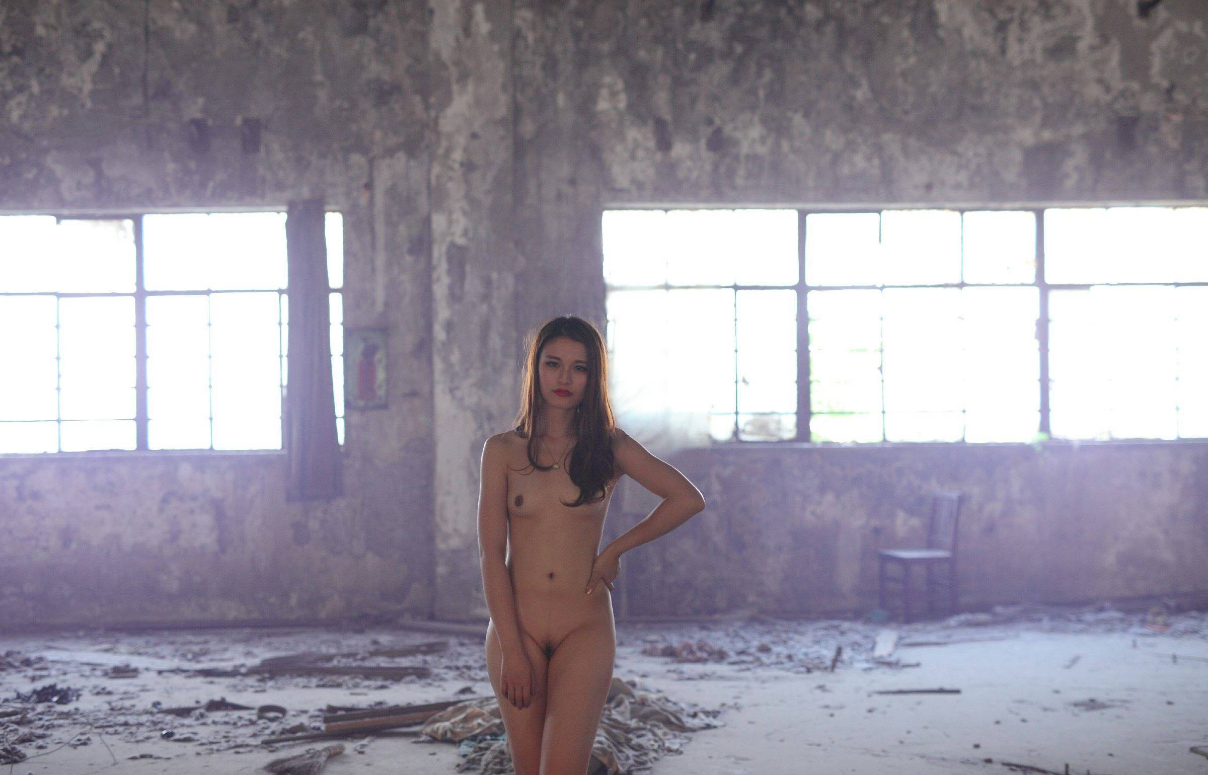 废墟拍摄全裸美女